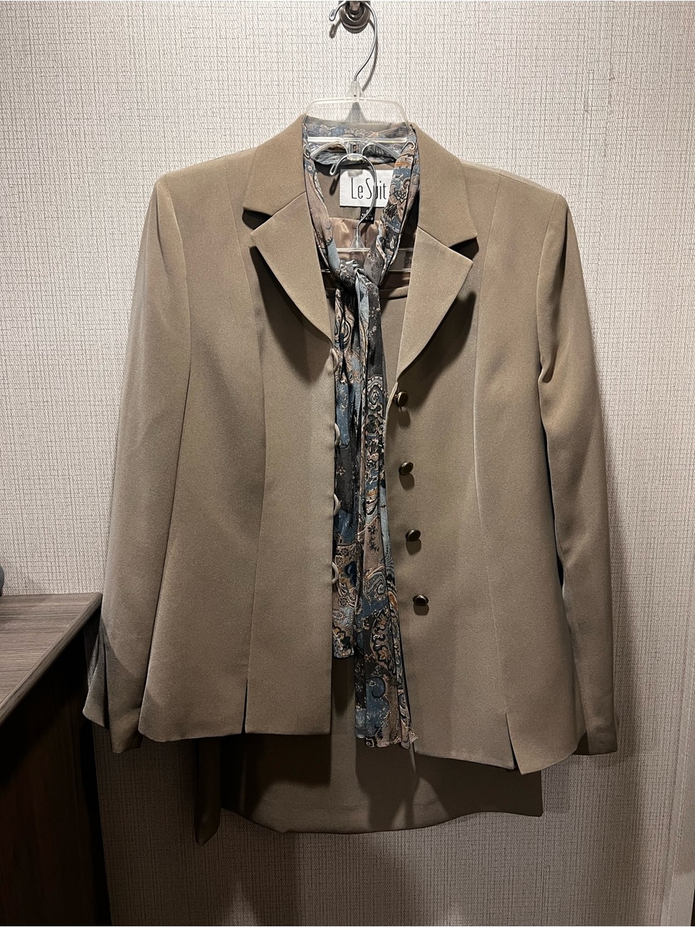 Le Suit Taupe Skirt Suit Set Size 8 Blazer w Scarf Detail Career Chic